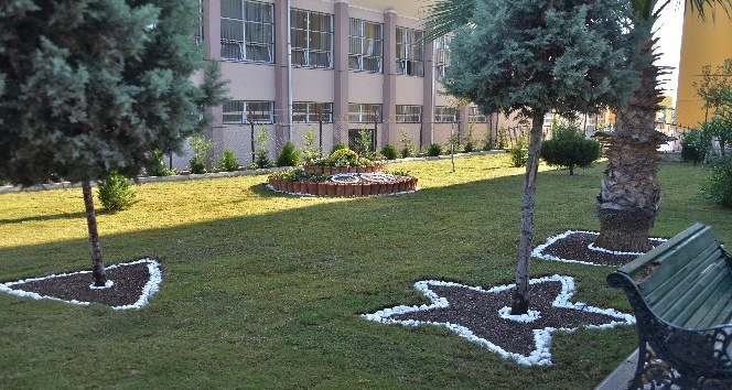 Orman Bölge Müdürlüğü, okulları fidanlarla beziyor