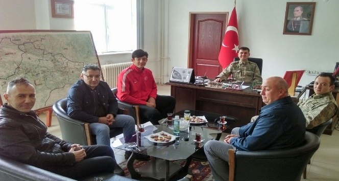 Şampiyon Taekwondocu’ya Komando Birlik Arması verildi