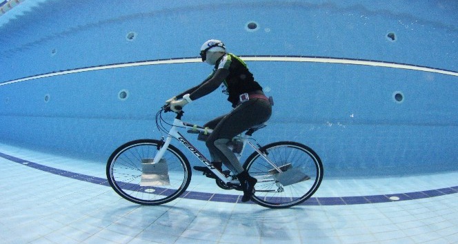 Tek nefeste bisikletle suyun altında en uzun mesafe gitme rekorunu kırmaya çalışacak