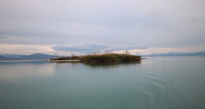 Beyşehir Gölü’nde su seviyesi düşünce küçük adacıklar ortaya çıktı