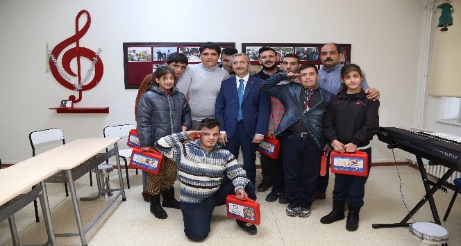 Tahmazoğlu Down sendromlu çocukları ziyaret etti