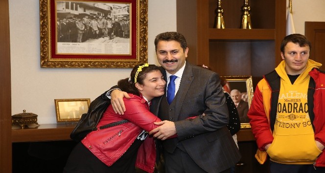 Başkan Eroğlu, engelli öğrencileri makamında konuk etti