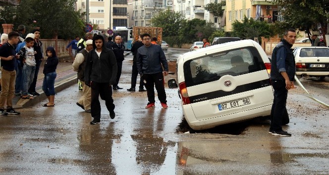 Antalya’da yol çöktü: 2 araç mahsur kaldı