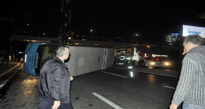 Haramidere kavşağında halk otobüsü devrildi: 6 yaralı