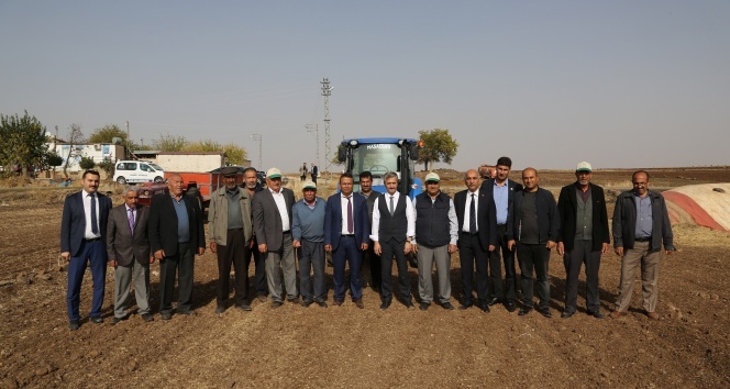 Başkan Tahmazoğlu, çiftçilerle tohum ekti