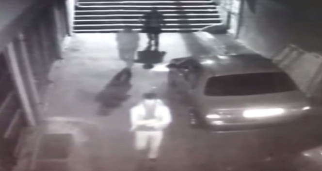 Zeytinburnu’nda üç kişinin kahvehaneye silahla ateş açtığı anlar  kamerada