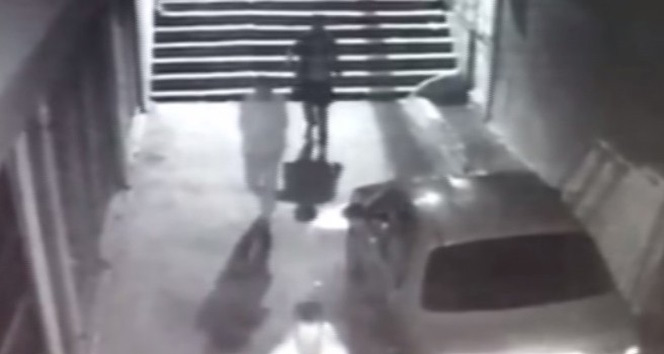 Zeytinburnu’nda üç kişinin kahvehaneye silahla ateş açtığı anlar kamerada