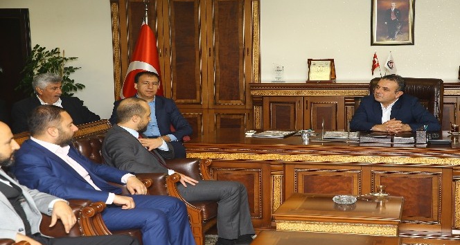 Başkan Ercan ziyaretleri kabul ediyor