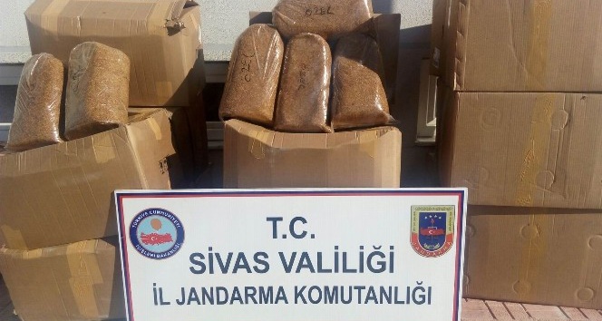 (Düzeltme) Sivas’ta kargo kamyonunda 4 ton kaçak tütün ele geçirildi