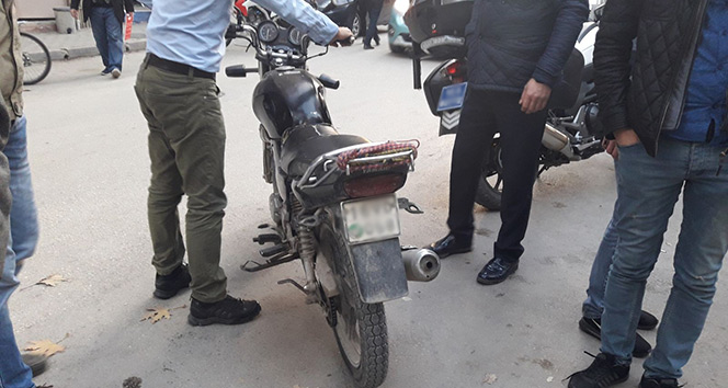 Bursa&#039;da motosiklet otomobille çarpıştı: 2 yaralı