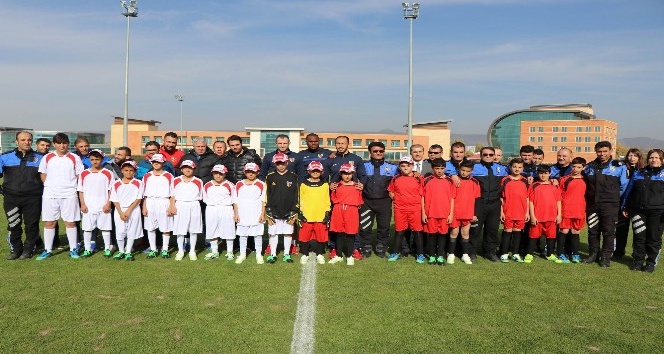 Suriyeli çocuklar ile Kayserisporlu futbolcular birlikte ter döktü