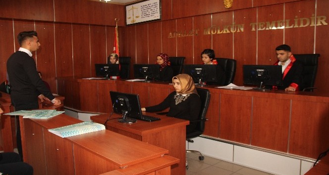 Okulda mahkeme salonu şeklinde sınıf açıldı