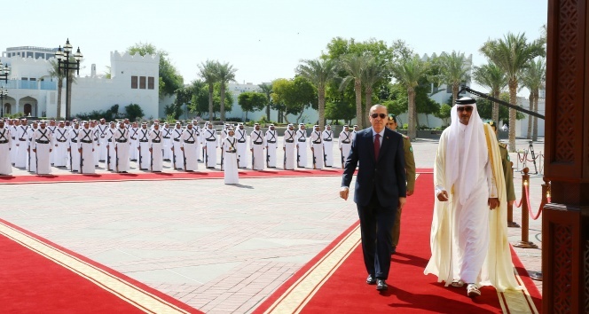 Erdoğan, Katar’da resmi törenle karşılandı