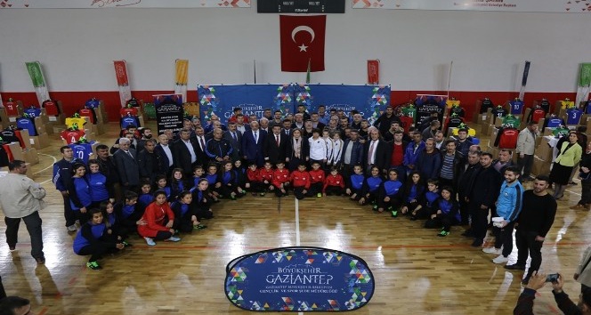 Gaziantep’te bin 500 amatör futbolcuya malzeme yardımı yaptı