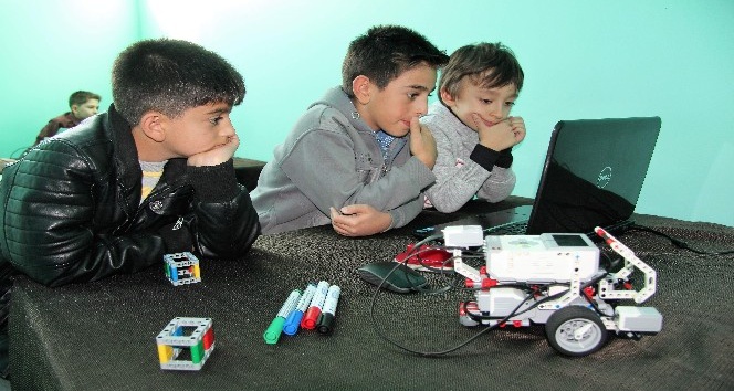 Çocuklara robotik ve kodlama eğitimi veriliyor
