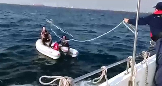 Zeytinburnu açıklarında sürüklenen bottakileri Sahil Güvenlik kurtardı