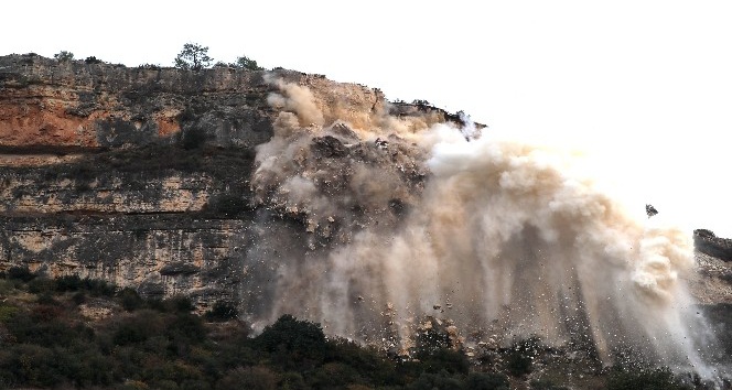 Hamzabeyli yolundaki kil taşı kayası patlatılarak yol güvenliği sağlandı