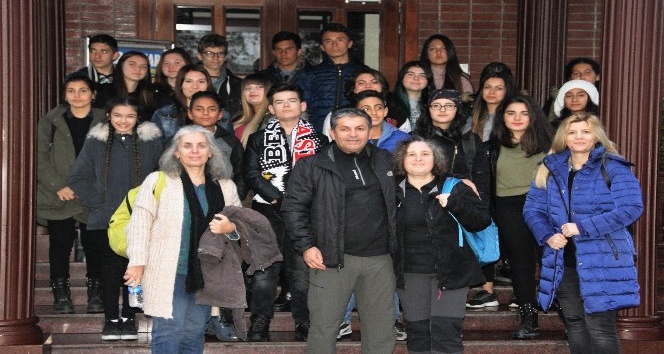 Ayvalık Güzel Sanatlar öğrencileri, İstanbul Sanat Bienali’ni gezdi