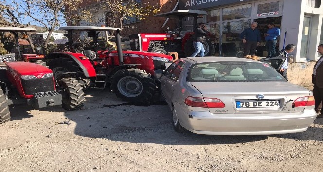 Kontrolden çıkan otomobil traktör bayisine daldı: 2 yaralı