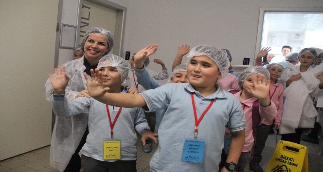 Minik öğrenciler girişimcilik projesiyle çikolata fabrikasını gezdiler