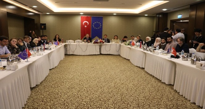 AB Türkiye Delegasyonu Başkanı mültecilerin eğitimini masaya yatırdı