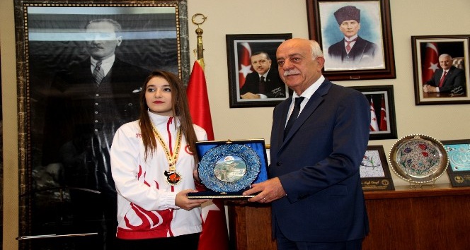 Balkan şampiyonu Ayşe’den Başkan Seyfi Dingil’e ziyaret