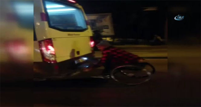 Tekerlekli sandalyeyle minibüse asıldı