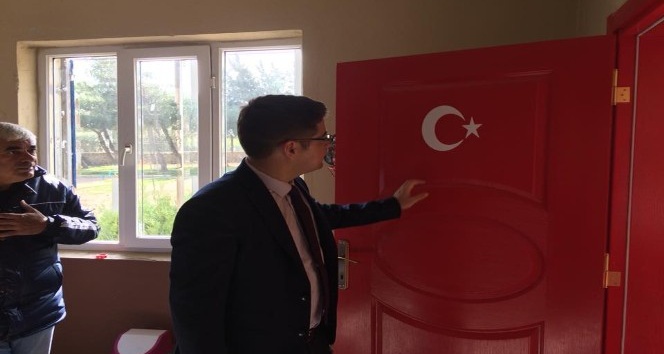 Okul kapılarına Türk bayrağı resmedildi