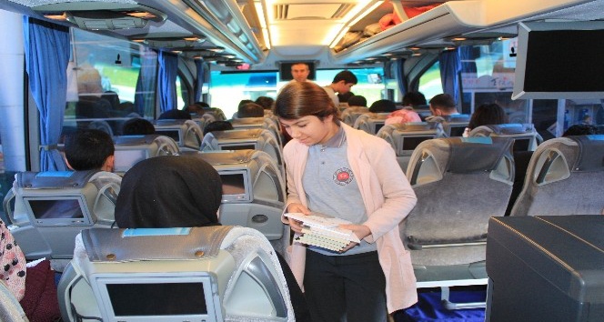 Erzincanlı öğrencilerden yolculara kitap jesti