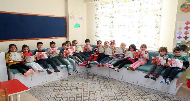 Mersin Büyükşehir’den çocuklara 20 bin boyama kitabı