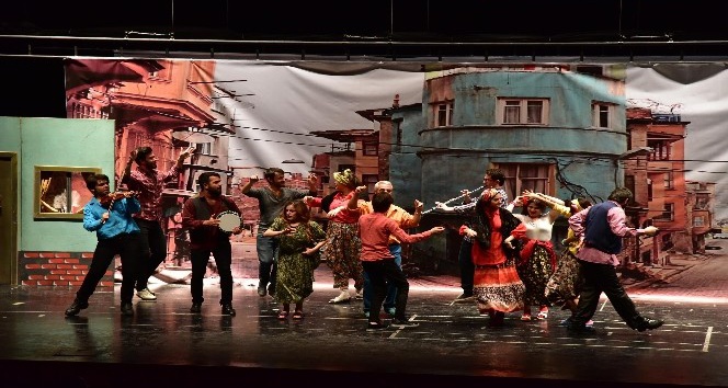Bilecik Şehir Tiyatroları ‘İstanbul’dan İnsan Manzaraları’ adlı oyun ile hünerlerini sergiledi