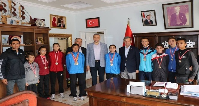 Madalyalı atletlerin Başkan Özkan’ı ziyareti