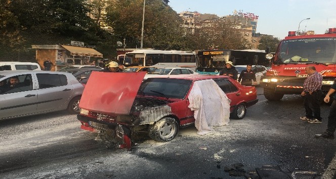 İstanbul’da  E-5 karayolunda otomobil yangını