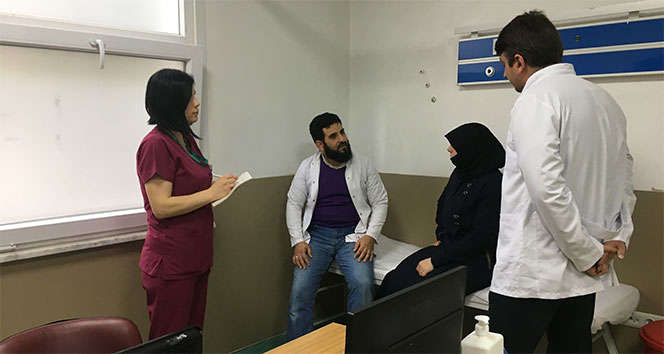 Suriyeli tercüman hastaneye gelen mültecilere rehberlik ediyor