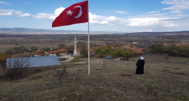 Köyü için diktiği 7 metrelik bayrağı göndere çekti