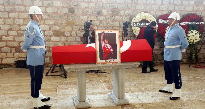 Naim Süleymanoğlu’nun cenazesi Fatih Camii’ne getirildi