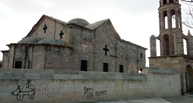 Tarihi kiliseye duvar yazısı