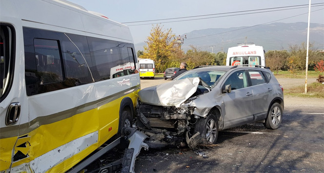 Bursa&#039;da minibüs ile cip çarpıştı: 9 yaralı
