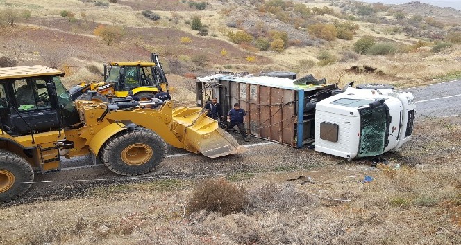 Besni’de çöp kamyonu devrildi: 3 yaralı