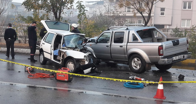 Manisa&#039;da trafik kazası: 1 ölü, 2 yaralı| Manisa haberleri
