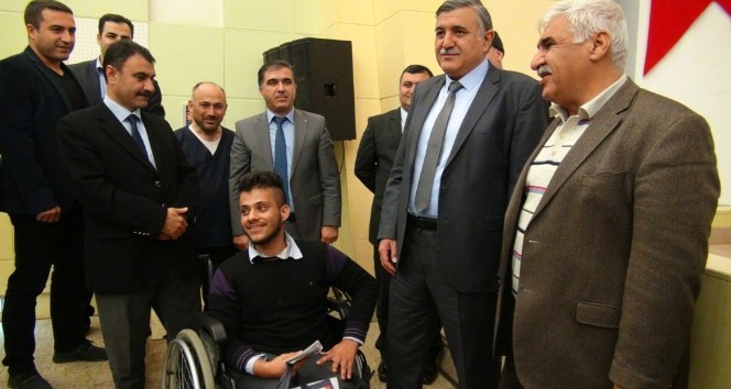Suriyeli öğrenciye akülü tekerlekli sandalye verildi
