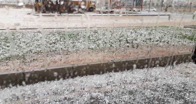 Mersin’de dolu yağışı etkili oldu