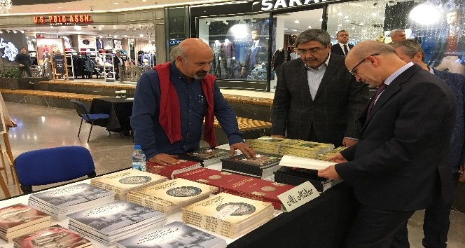 Başbakan yardımcısı Şimşek Ali atalar’ın kitap imza standını ziyaret etti