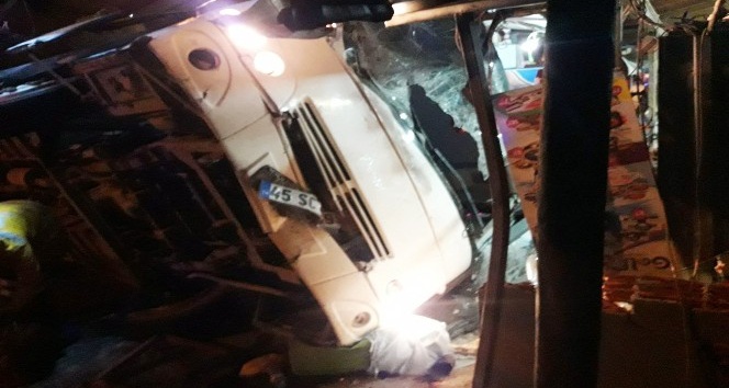 Manisa’da tır işçi servisine çarptı: 1 ölü, 24 yaralı