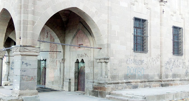 Tarihi kiliseye duvar yazısı