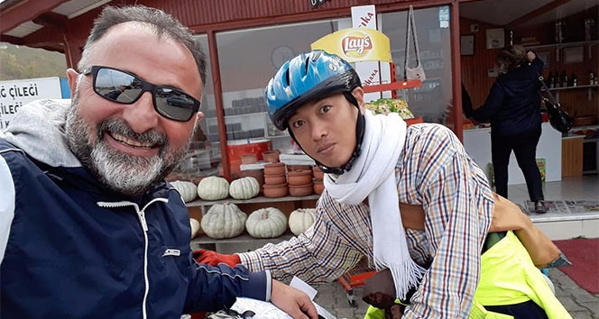 Japon turiste hamsi yedirebilmek için kilometrelerce yol kat etti