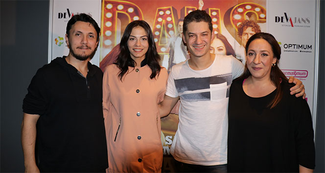 'Sen Kiminle Dans Ediyorsun' filminin İzmir galası yapıldı