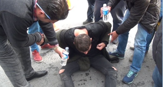 Taksim&#039;de uyuşturucu maddenin etkisindeki genç yere yığıldı