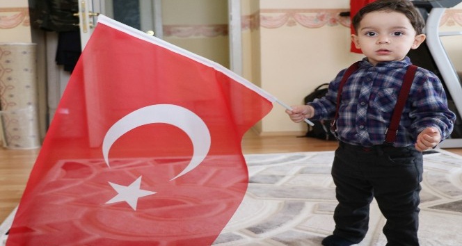 (Özel haber) 1,5 yaşındaki çocuğun Türk bayrağı sevgisi