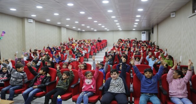 Cizre Belediyesi 3 bin öğrenciyi Hacivat-Karagöz oyunu ile buluşturdu